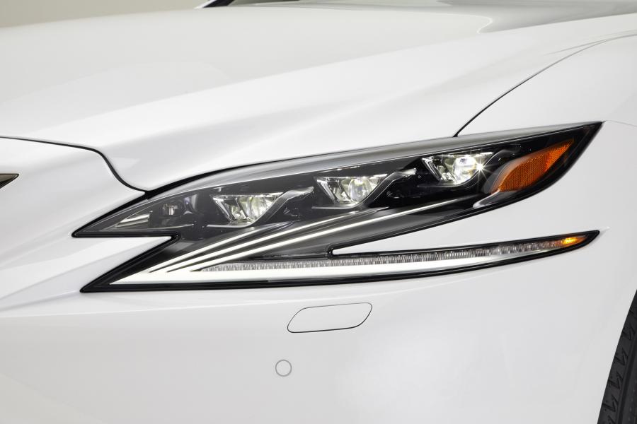 Детали экстерьера Lexus LS500 F-Sport 2017 года  (NA) (фото 2 из 66)